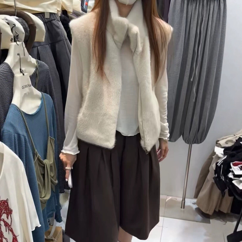 Korean-style lightweight luxury faux fur stand-up collar zip-up vest for women, 2026 autumn new collection, slim-fit, warm, and figure-flattering outerwear