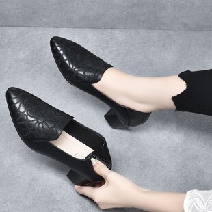 Fashionable all-match shallow mouth pointed toe chunky heel work shoes popular mom shoes 2024 New mid heel printed single-layer shoes for women
