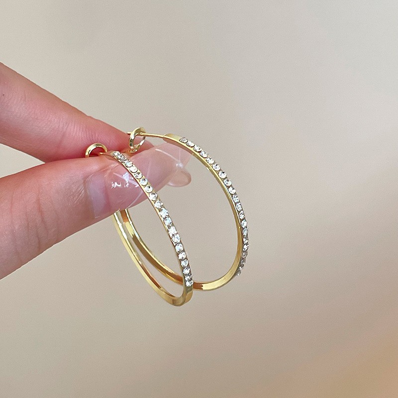 Pendientes ovalados simples de aguja de plata Pendientes de tendencia de personalidad transfronteriza europea y americana Pendientes de diseño de todo fósforo de nicho al por mayor