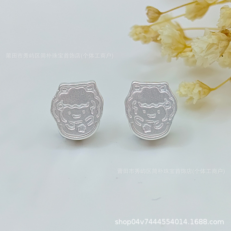 999 pure silver cartoon-style simple drawing of a little sheep, used as a charm bead or spacer bead for handmade DIY braided bracelets, pure silver sheep zodiac accessory