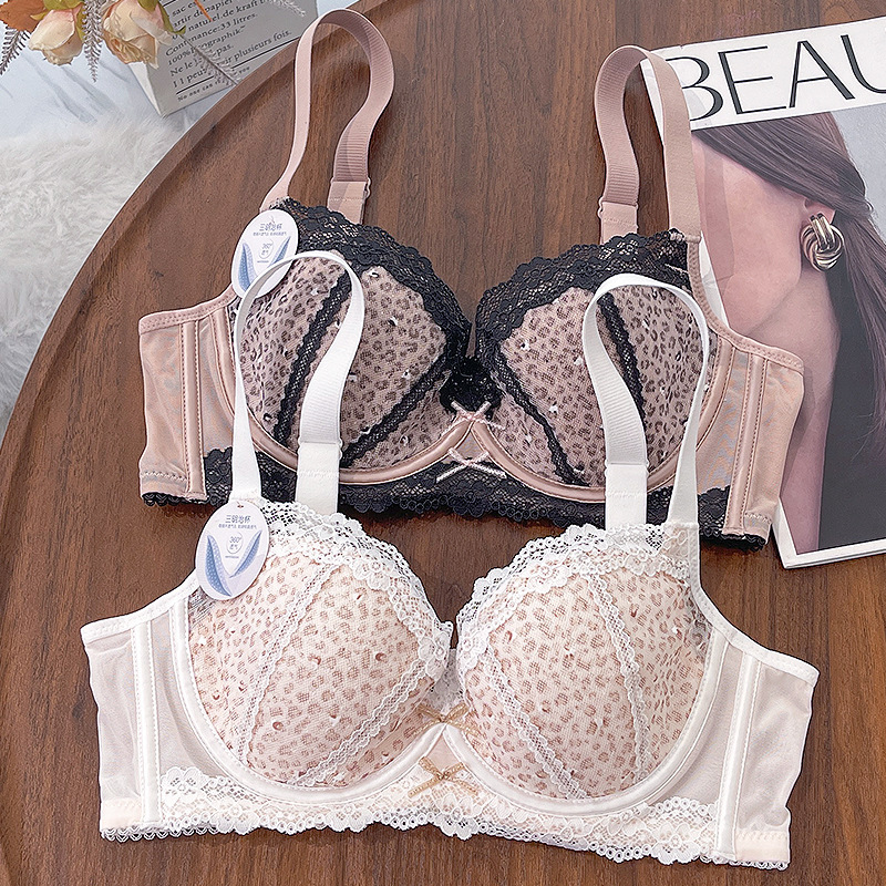 She offers a French-style sexy leopard print bra that makes large breasts appear smaller, with a push-up effect, ultra-thin paper cup design, and side breast support, an adjustable bra