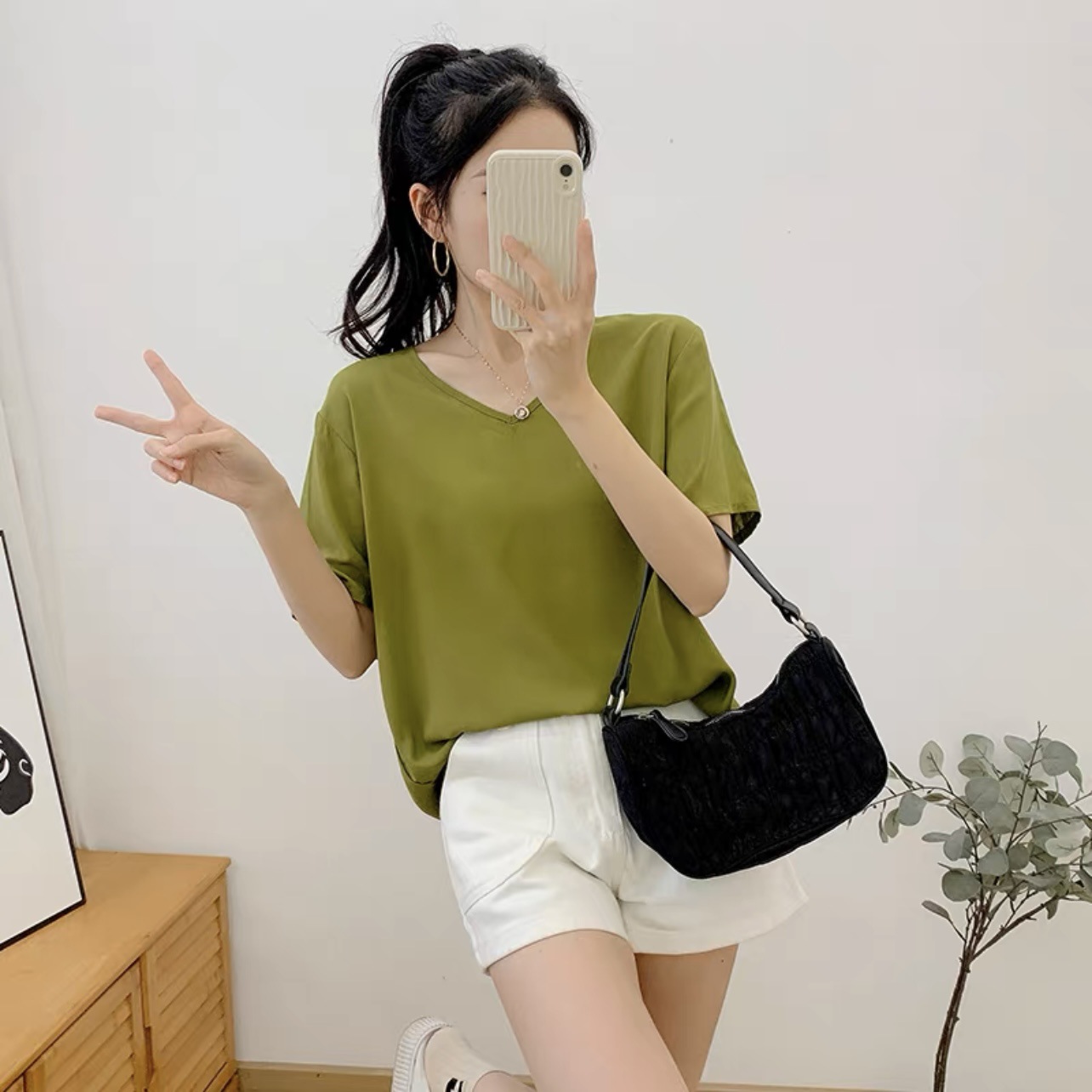 Camiseta de verano de mujer suelta blanca, manga corta con cuello en V, talla grande, seda de algodón de longitud media, camiseta de color sólido simple, camisa de fondo