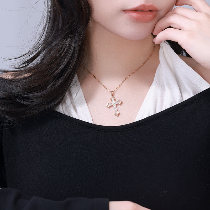 Xuping estilo simple colgante colgante de aleación de cobre chapado 18k color europeo y americano personalidad transfronteriza colgante de cruz