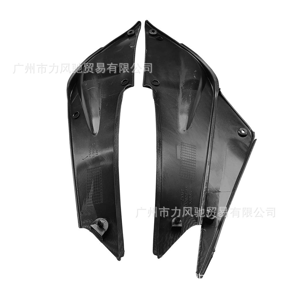 Adecuado para Kawasaki ZX-6R 636 05-06 patrón de fibra de carbono tanque de combustible izquierda y derecha pequeña placa del tanque de combustible placa lateral