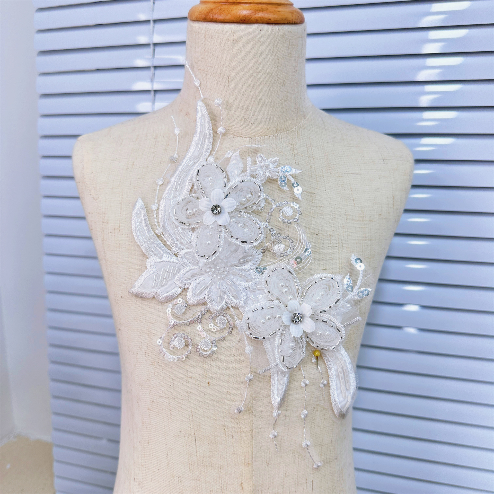 Venta caliente transfronteriza blanco bordado de lentejuelas flor tridimensional DIY pegatinas de tela vestido de novia de lujo frente pecho flor decorativa