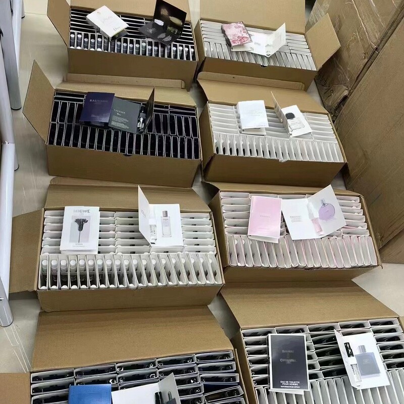 ベトナムのカードのブランドの香水の小さい様子の卸売りは屋台を並べて生放送します。|undefined