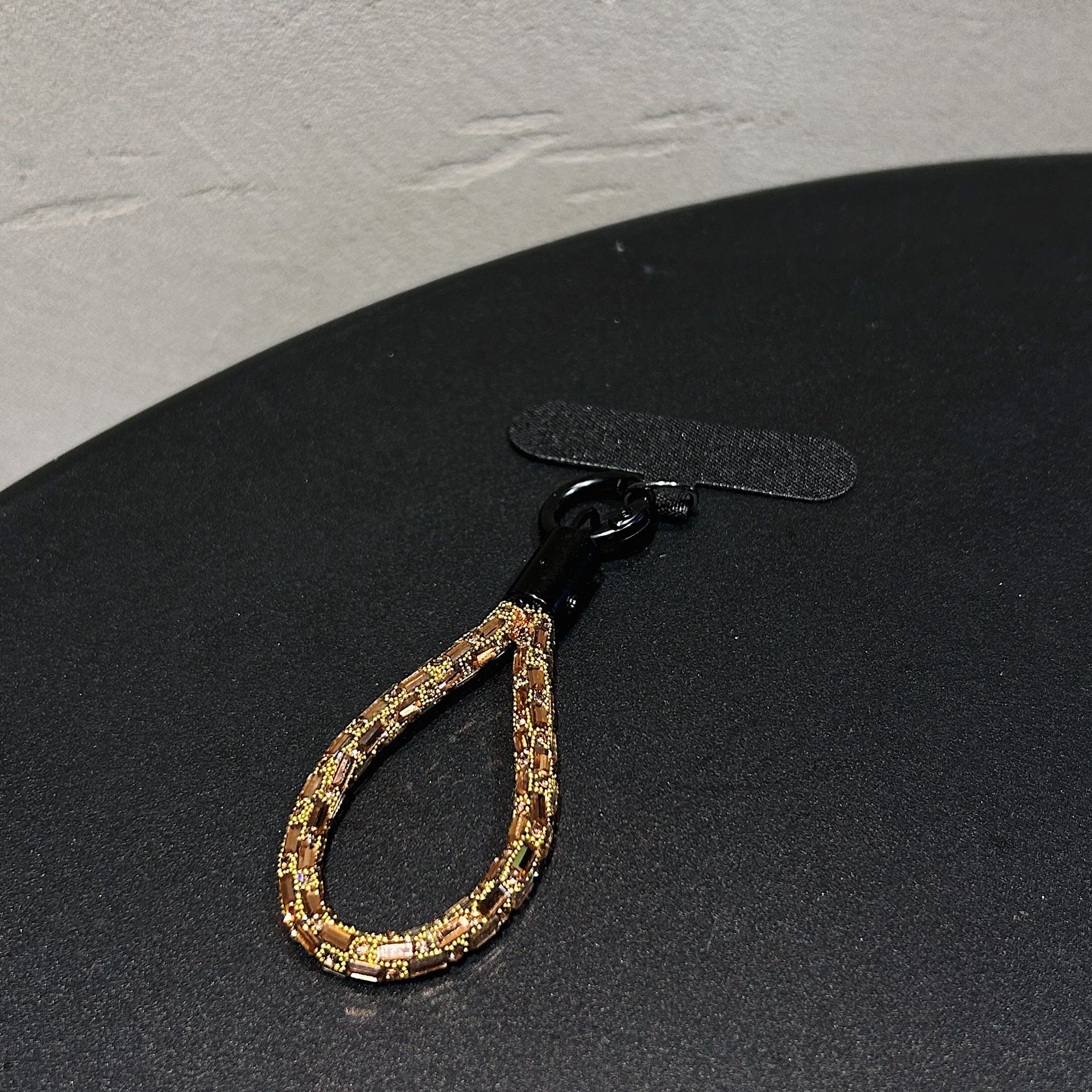 Colgante de diamante de alta sensación colorido perlas de diamante flash clip de teléfono móvil hebilla de metal resistente a la caída colgante de cadena corta resistente a la pérdida de cuello