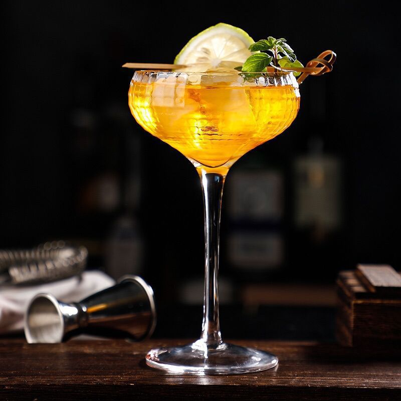 Copa de vidrio a rayas de estilo europeo taza de cóctel de noche helado postre Copa acampanada Martini Net copa de vino tinto