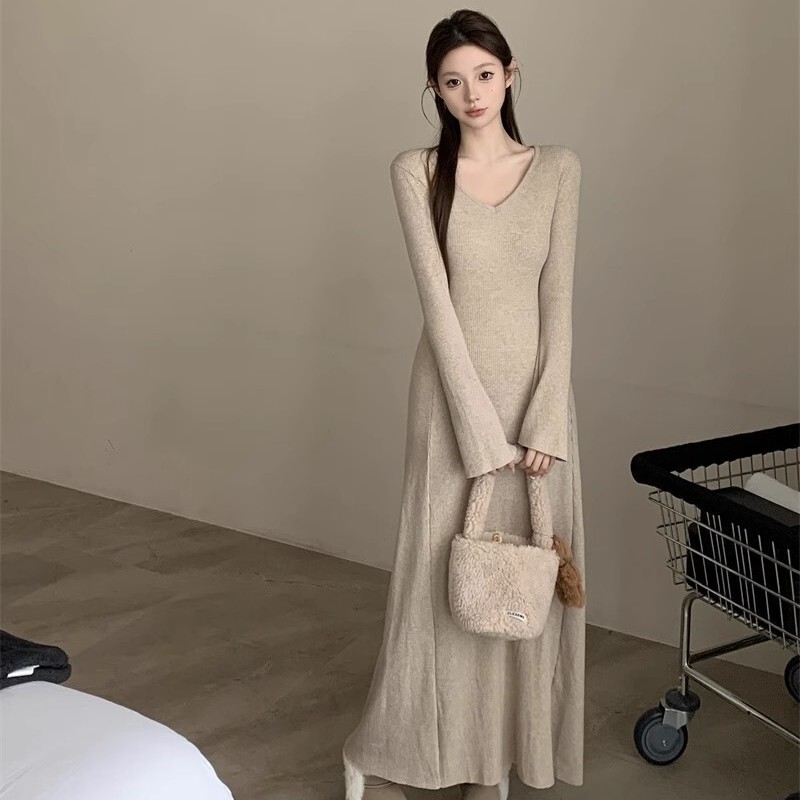 レトロな気質vネックのラッパの袖のニットのワンピースの女性の秋冬の顕体は腰を収めて痩せています。|undefined