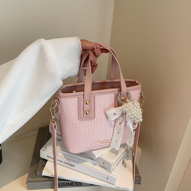 Bolso de cubo de mano súper fuego transfronterizo para mujer 2025 nuevo bolso de hombro con patrón de cocodrilo casual salvaje bolso de mensajero de moda