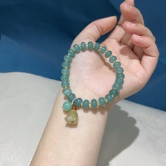 石英岩そろばんビーズとすずらんの手串がシンプルで洗練されたブレスレットアクセサリーの男女モデル