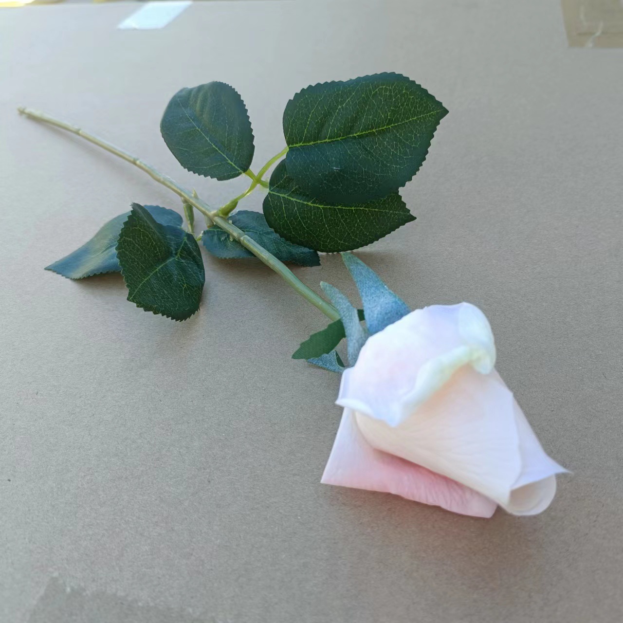 Bouquet Artificial de Capullo de Rosa Hidratante, de Alta Gama, Planta Verde de una Sola Rama, Arreglo Floral Artificial, Decoración para el Hogar con Sensación Húmeda para la Sala de Estar