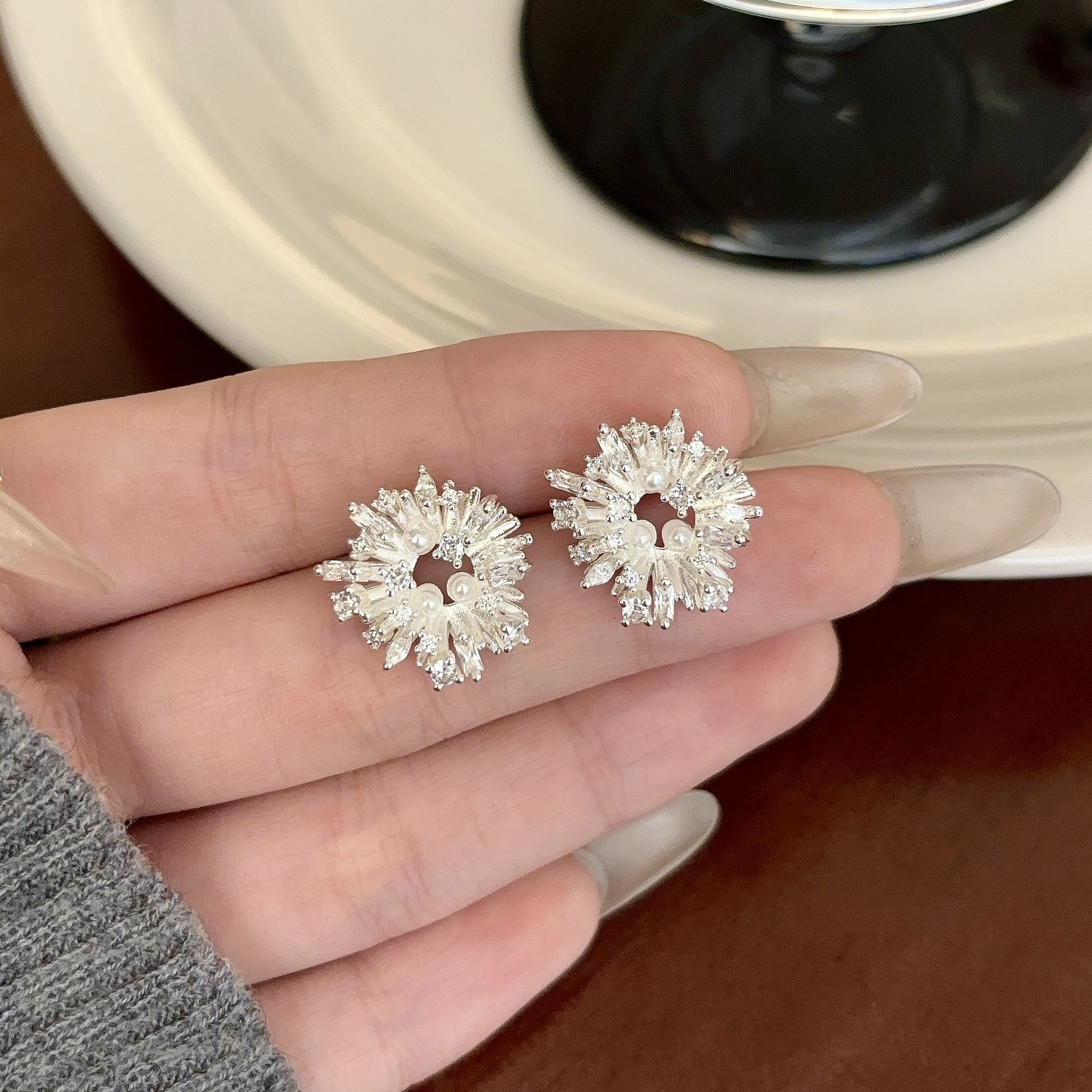 55#锆石雪花蚊香盘耳夹