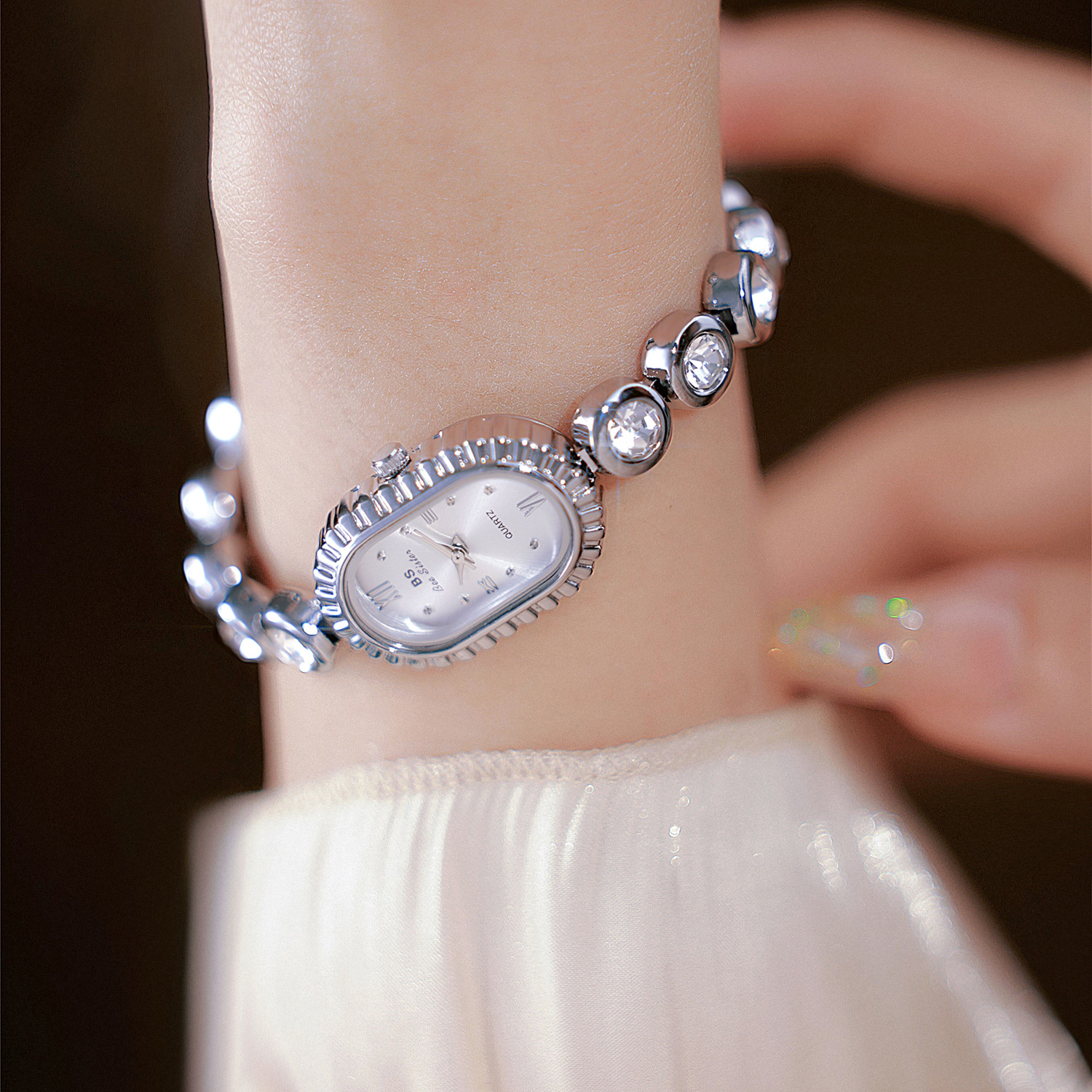 60g Weight Tempered Glass Mirror Material Alloy Strap Material Watch Classification Pointer Display Type Jewelry Buckle Buckle Style Oval Dial Shape Casual, Daily Occasion Quartz Movement Solid Color Pattern Women's Gender Retro Style Retro Solid Color Jewelry Buckle Quartz Watch Women's Watches 12