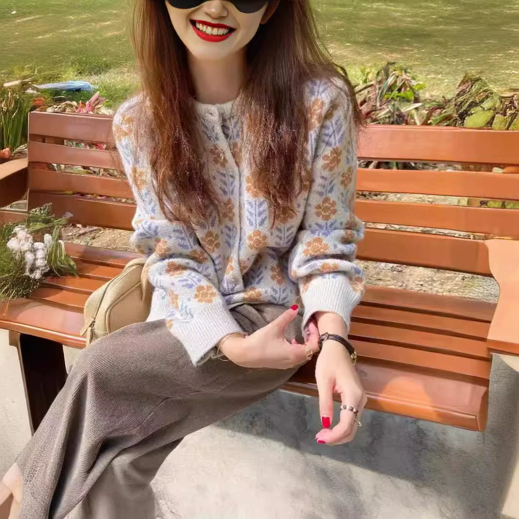 Женский кардиган в японском стиле с круглым вырезом, жаккардовый, вязаный, новый, осенне-зимний, свободный крой, в стиле «ленивый шик», ретро, омолаживающий, с мелким цветочным узором, свитер-жакет