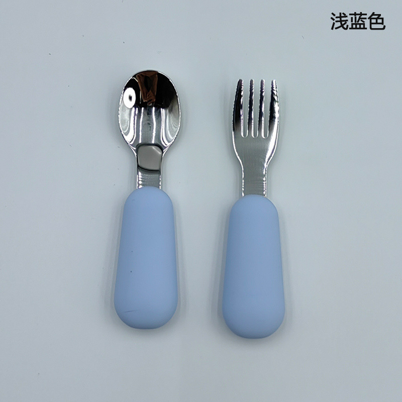 하늘색 스테인리스 스틸 스푼과 포크 한 쌍
