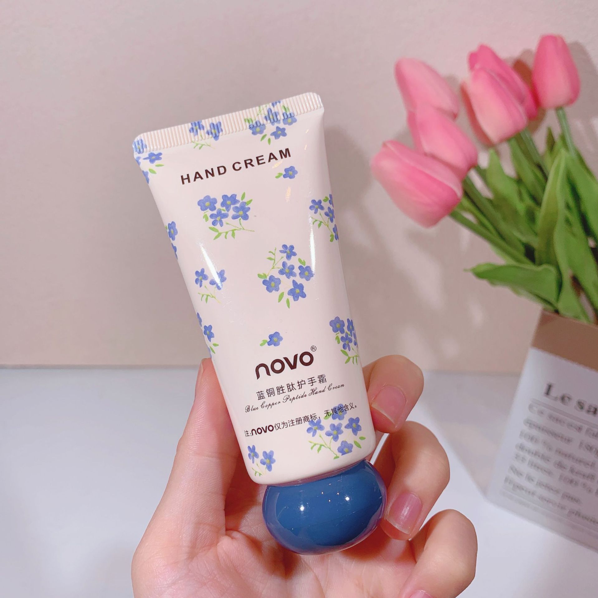 NOVO hand cream is naturally moisturizing, hydrating and hydrating. It is refreshing and non-greasy in autumn and winter. It is small, portable and affordable for students undefined