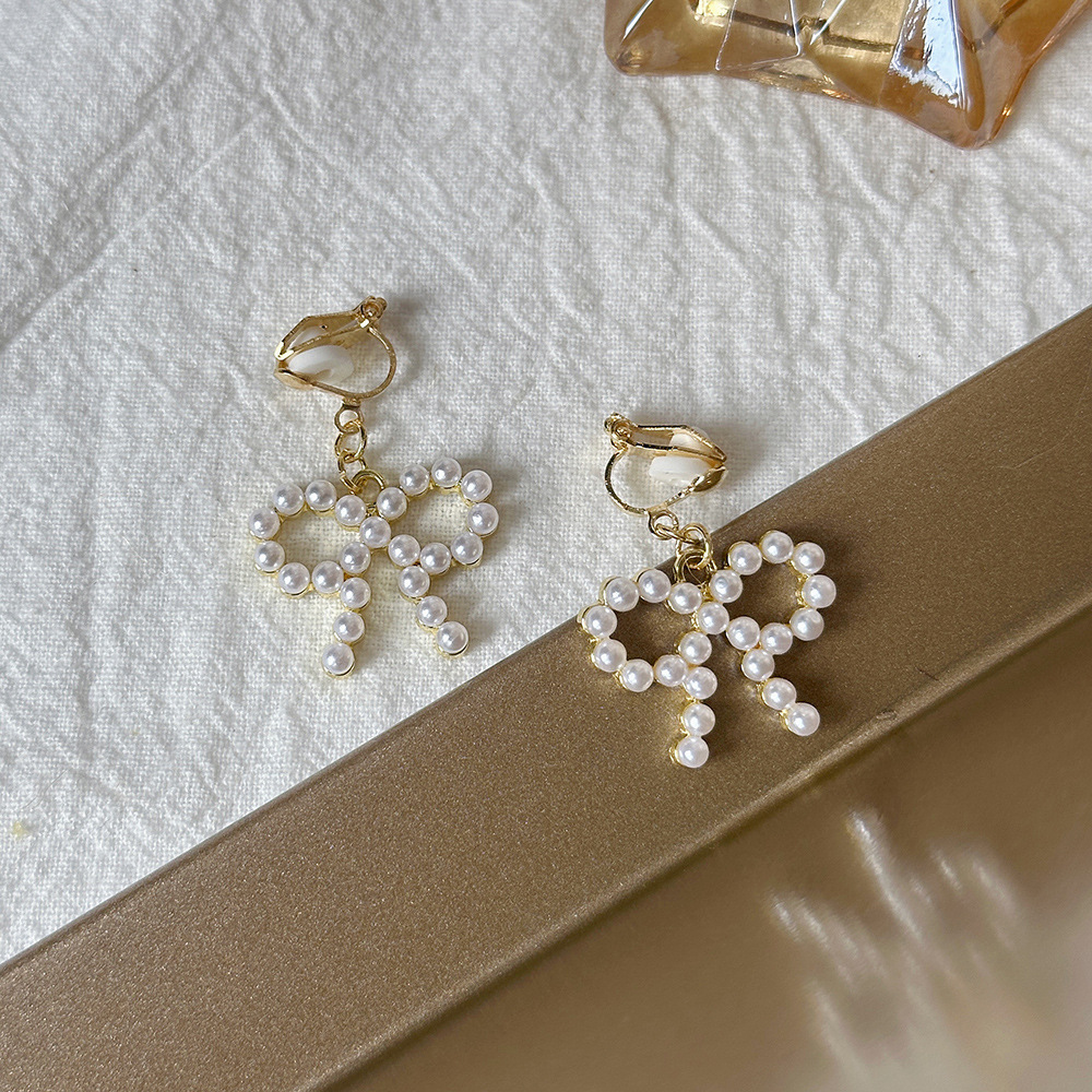 Versión coreana del temperamento de camelia, sin orejas perforadas, pinza para la oreja, flor de perla, tablero de ajedrez, pinza para la oreja triangular con diamantes, pendientes de nicho para mujeres