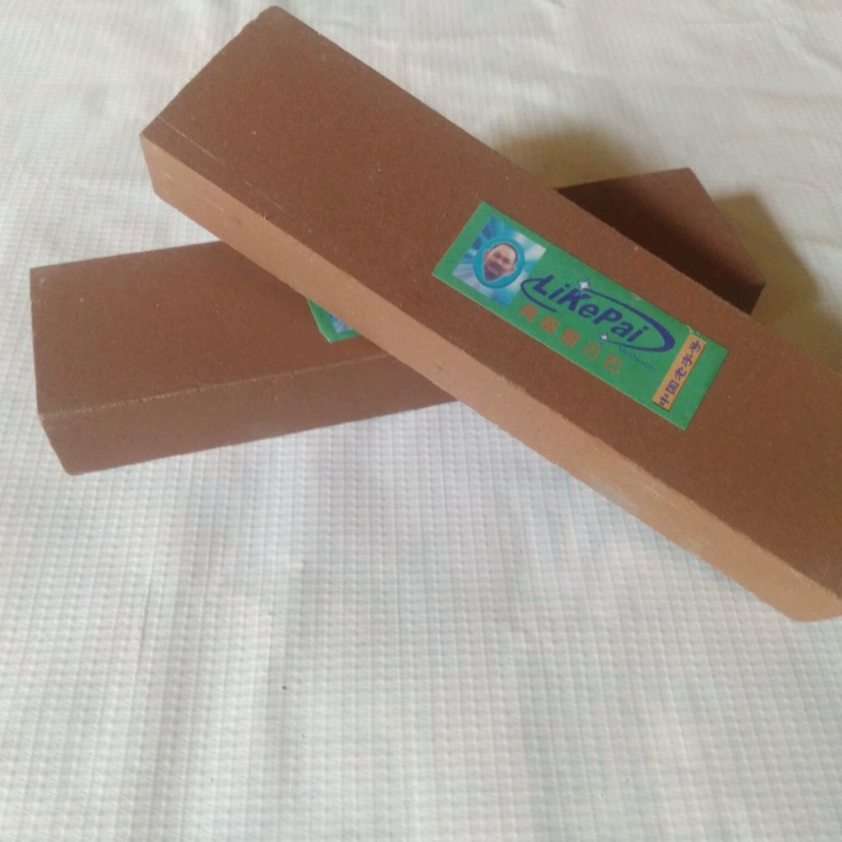 Односторонний масляный камень для заточки Li Ke, красный, для домашнего использования, для заточки деревообрабатывающих инструментов, острый и нескользящий.