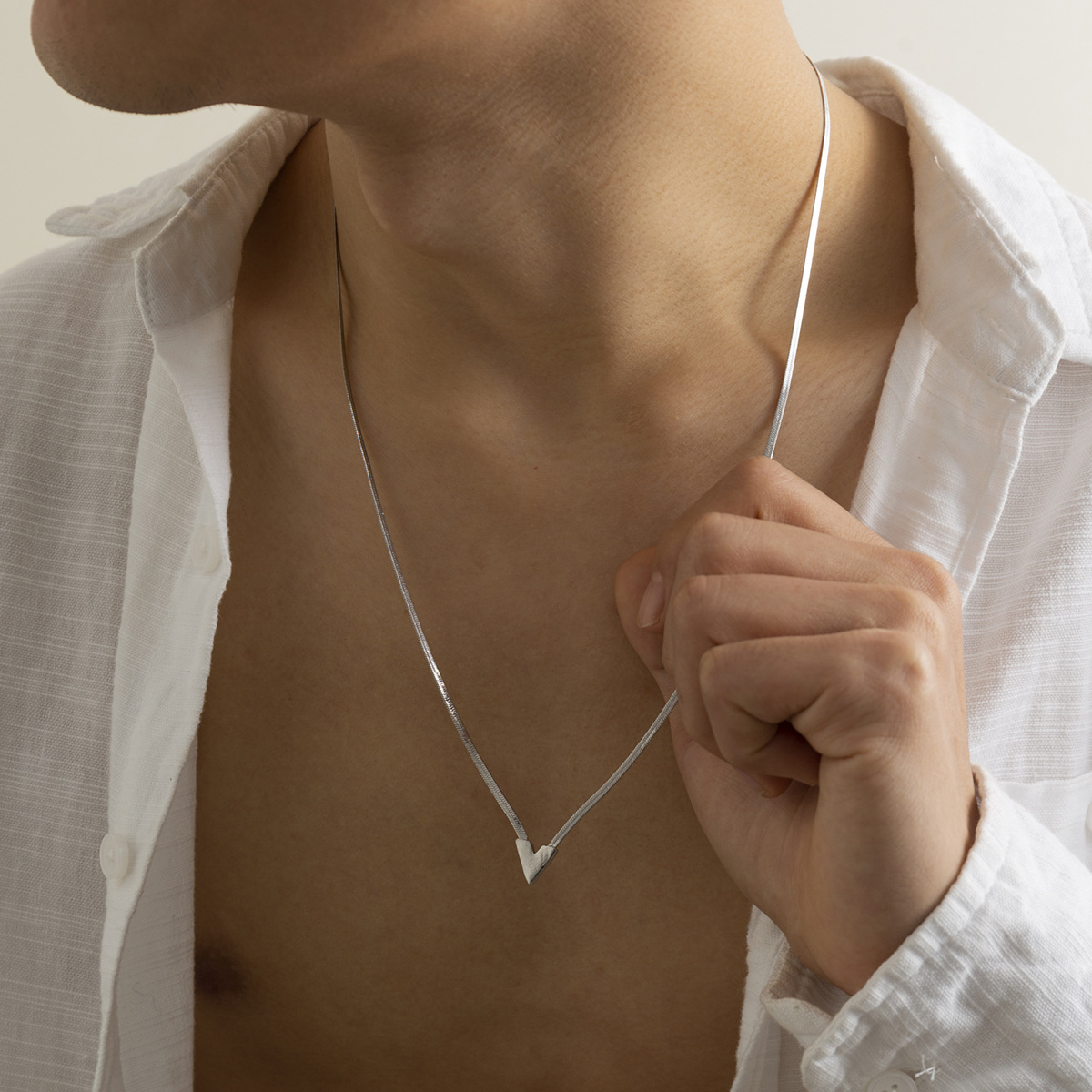 Collana unisex con personalità semplice, a forma di V, a forma di serpente, con catena a forma di osso, da uomo, di nicchia, hip hop, di fascia alta, da uomo_voghion.com