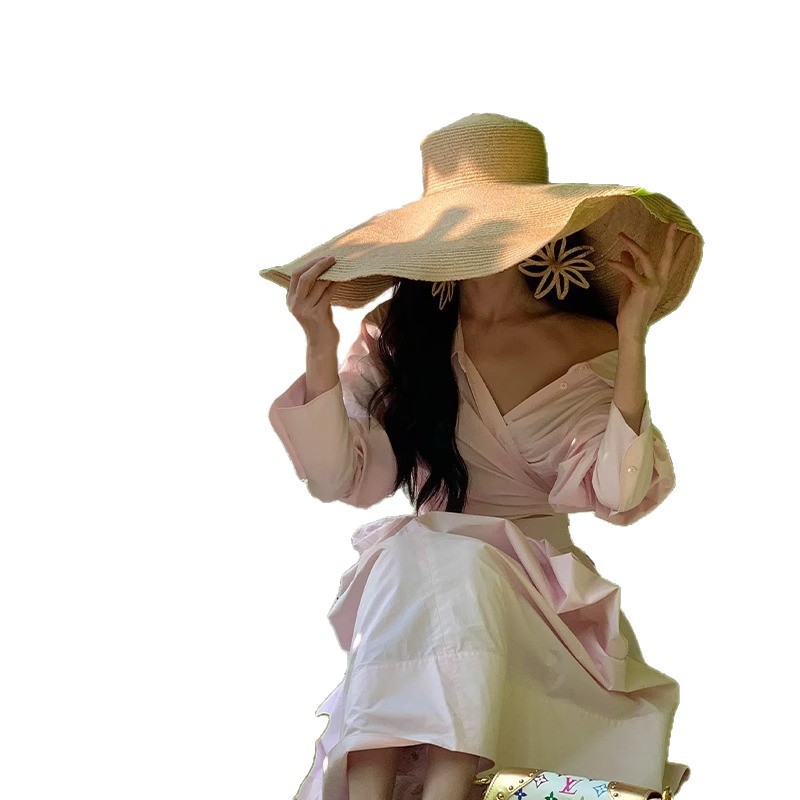 Big beach straw hat solar-powered