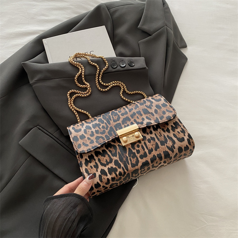 Bolso bandolera retro bolso de cadena de estilo occidental bolso personalizado femenino 2024 otoño e invierno diseño de nicho tendencia pequeño bolso cuadrado