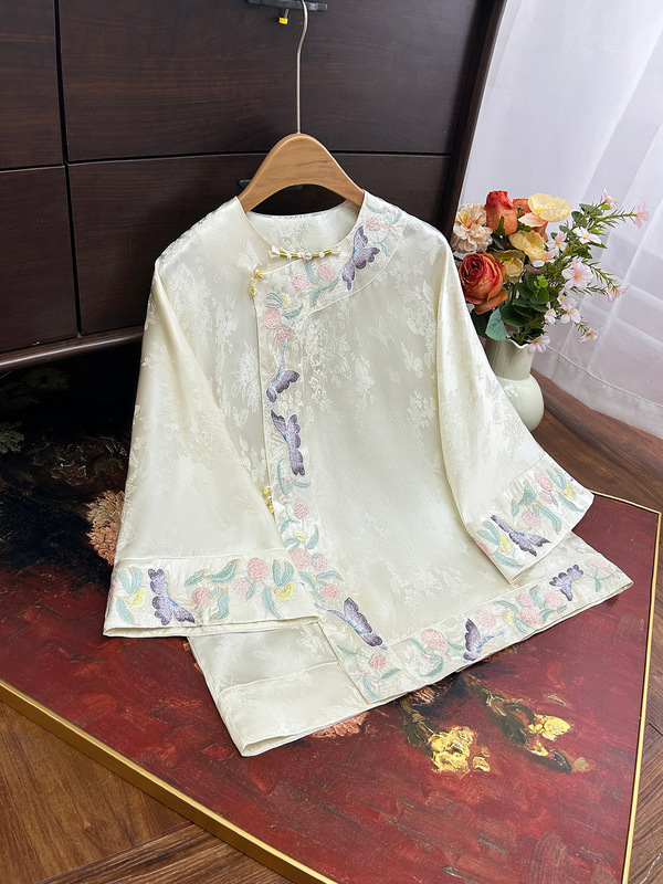 新中国式の斜め襟の復古刺繍のシャツ2025年夏の新型の国風の上着の洋風はやせている感じのシャツを現します。|undefined