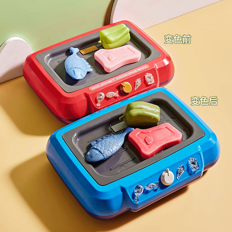 Niños en la cocina de la casa con agua juguetes de barbacoa cambiantes de color kebabs cocinar un conjunto de cocina para niños y niñas