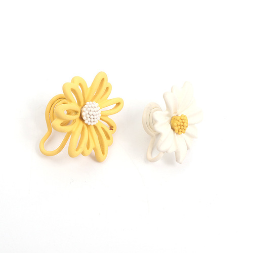 Light luxury, painless mosquito coil clip earrings, asymmetrical daisy earrings for girls, small fresh silver needles, contrasting flowers for girls