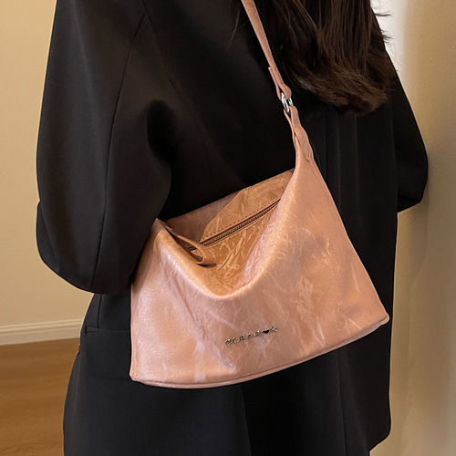 Large-capacity bag for women, versatile autumn 2024 new fashion niche design single shoulder crossbody bag popular dumpling bag