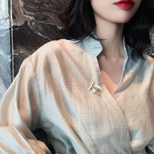 High-end women's brooch, full of diamonds, ginkgo leaf pearls, niche, exquisite, anti-exposure, high-end, retro corsage