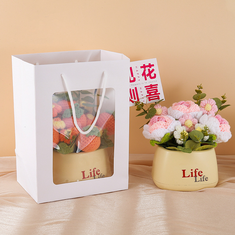 完成した手織りのひまわりとイチゴの鉢植えの装飾品、模擬花、友人、母親、ガールフレンドへの誕生日プレゼントとして|undefined
