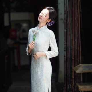 改良中式高级感白色旗袍女订婚2025秋冬年轻款长袖日常复古民国风