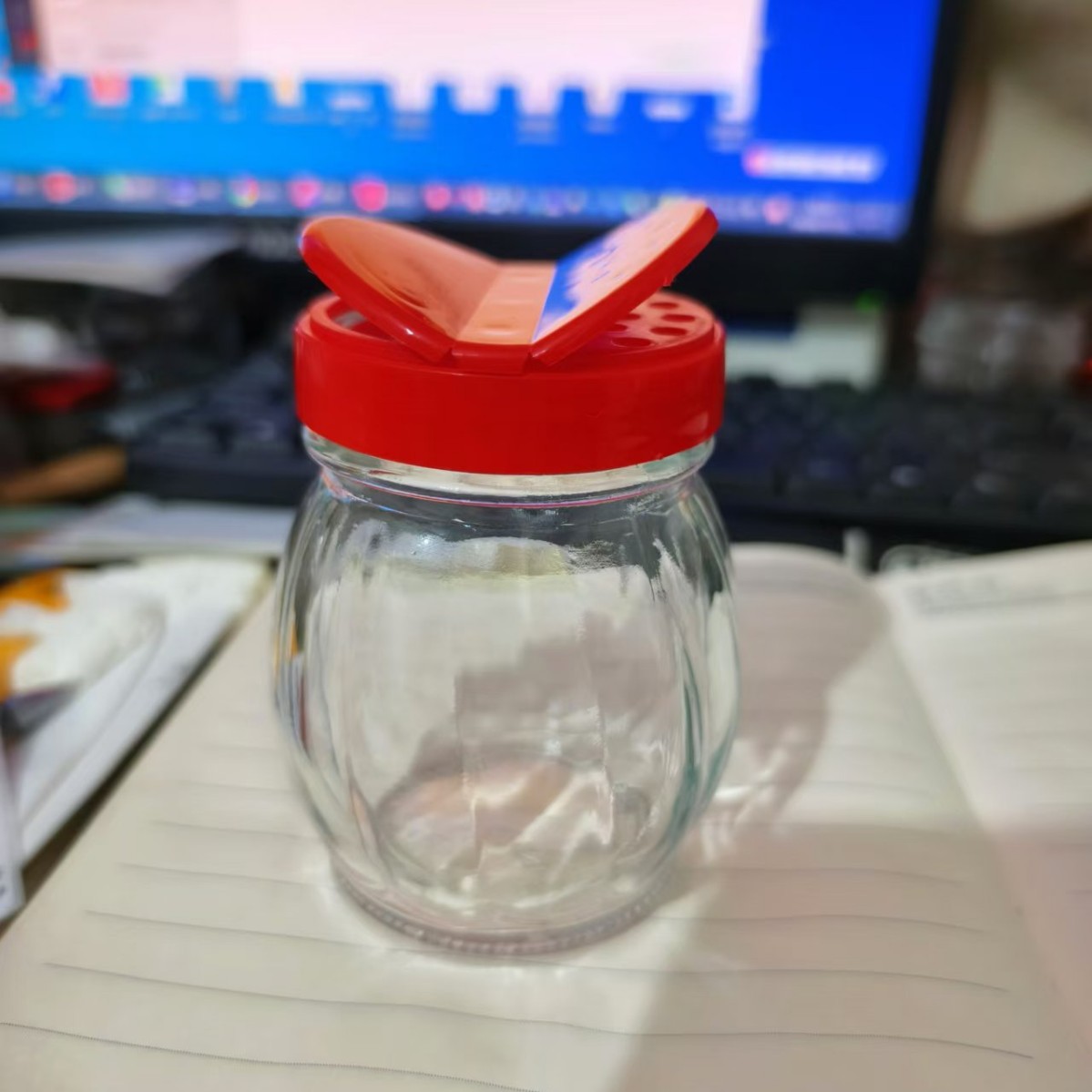 150ml 호박 플라스틱 나비뚜껑 3색 (105개/박스)