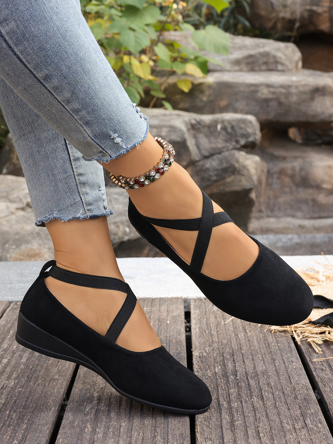 Damloafers med kilklack i mocka med remar fina damskor_voghion.com