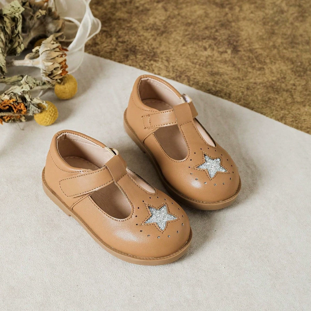 Трансграничная внешняя торговля ретро-литературная нишевые звезды, выдолбленные дизайн обуви принцессы модные дикие липучки для девочек кожаные туфли