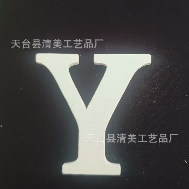 Nuevos productos transfronterizos Decoración navideña Colgante de hoja de madera Artesanía de madera Colgante pequeño Colgante de costura a cuadros negro y rojo