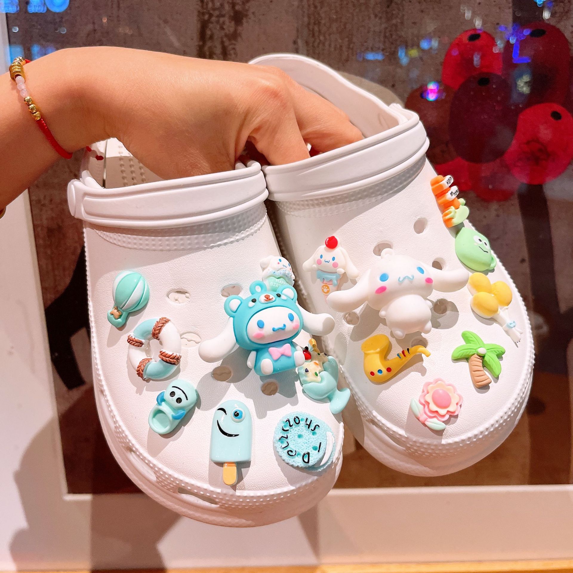 Diy nuevo agujero zapatos vibración luz intermitente LED zapato flor niños de dibujos animados decorativos Sanrio zapato tridimensional hebilla CRO lote