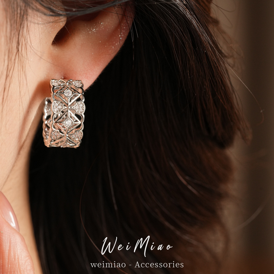 Zircon geométrico redondo diamante hueco auriculares aire frío temperamento de moda pendientes de lujo ligero alta sensación de auriculares