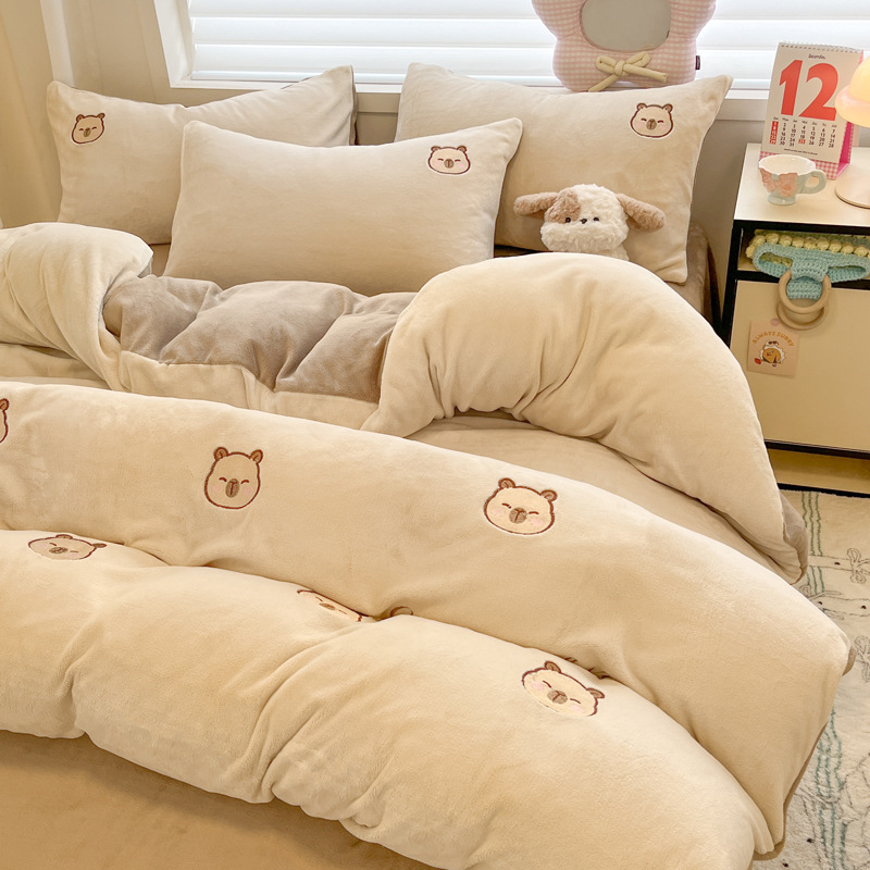 Leche de seda cama de cuatro piezas 2025, nuevo otoño y invierno de seda de coral, sábanas de calentamiento gruesas, colchón de cama de tres piezas