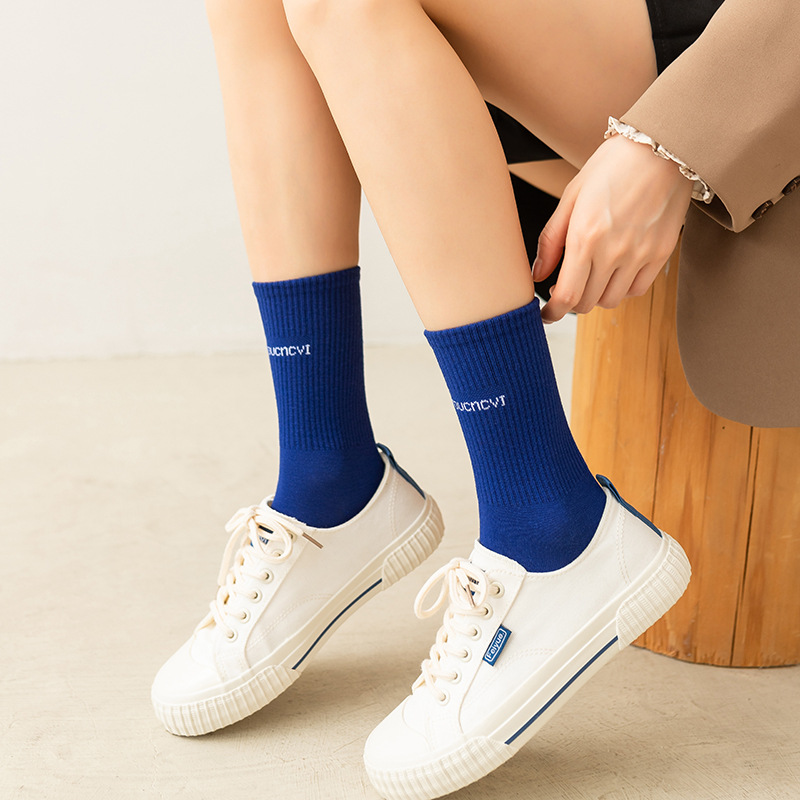 Calcetines de algodón de color puro de otoño e invierno de las mujeres letra grande C estudiante femenino ins moda media pantorrilla Klein azul abajo hilo calcetines de cara sonriente