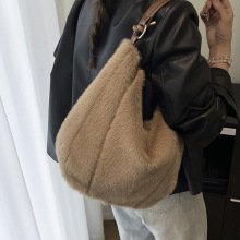 秋冬季大容量毛茸茸包包女2025新款通勤百搭斜挎包单肩腋下毛毛包