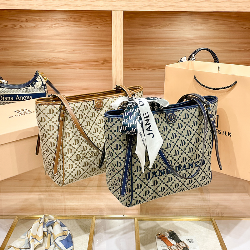 Hong Kong – sac en cuir véritable pour femmes, fourre-tout de banlieue imprimé brodé, asymétrique épaule dénudée, grand sac tendance, nouvelle collection 2024_voghion.com