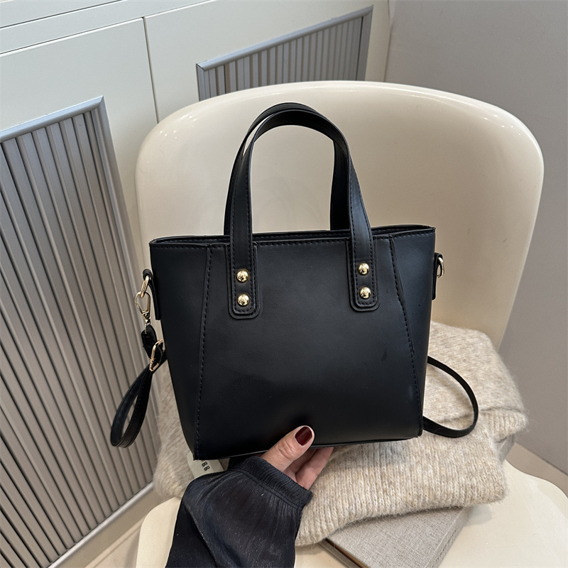 Bolsa de transporte de alta calidad otoño / invierno 2024 nuevo nicho de diseño de bolsas de cubo de agua popular este año bolsas de mano para mujeres