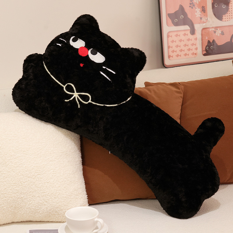 かわいい猫が枕を抱いて寝ている人形のぬいぐるみの黒い白い猫の人形のソファーのクッションの車のクッション|undefined