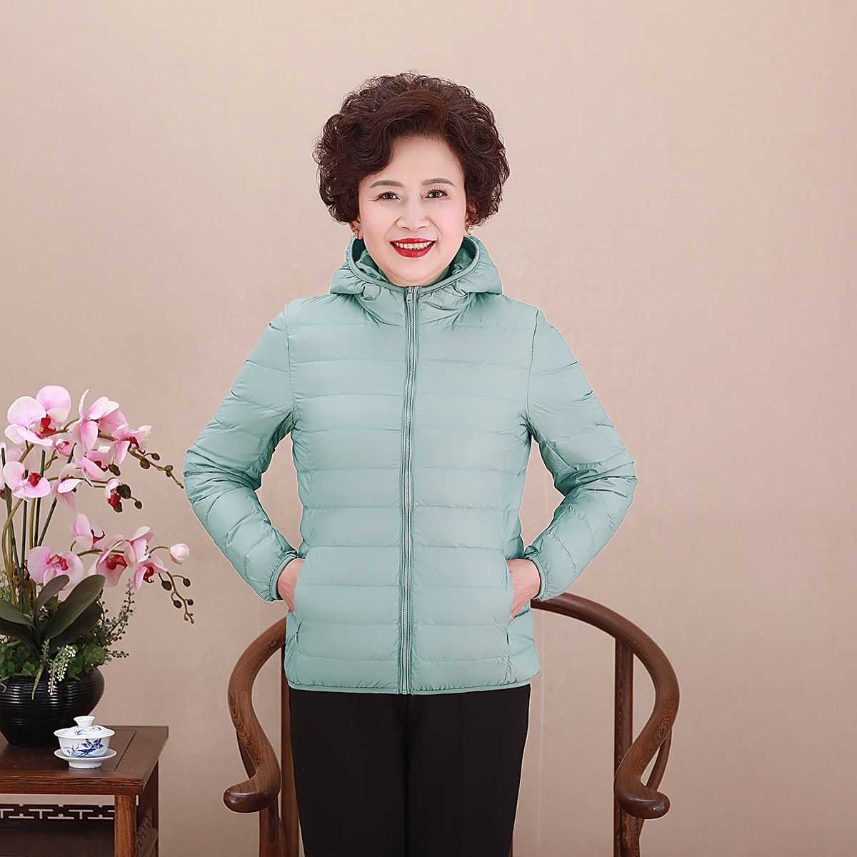 Chaqueta de pluma transfronteriza ligera y delgada nueva dama de mediana edad madres con chaqueta corta con capuzas más grasa MM gruesa