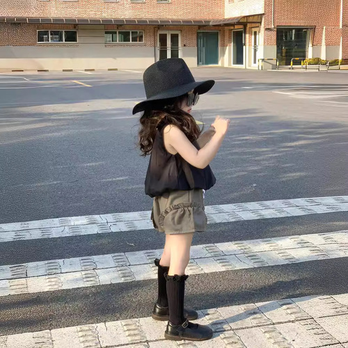 Korean children's summer fashion set stylish trendy black spaghetti strap top and shorts trendy influencer two-piece set