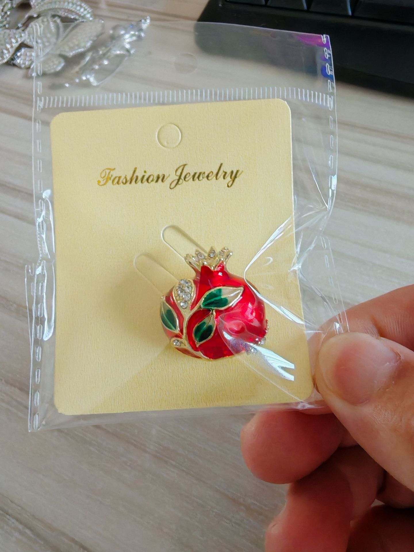 New pomegranate enamel brooch, exquisite and elegant, a high-end accessory for cheongsams and other formal wear; wholesale from the manufacturer