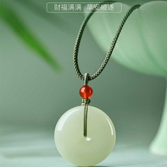 新疆の天然と田玉の平安は玉のペンダントを掛けます。
