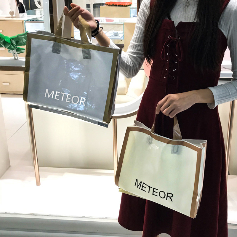 Bolsa de regalo portátil de alta gama plegable bolsa de plástico bolsa de embalaje de ropa Portátil Bolsa de embalaje bolsa de ropa impresión logo